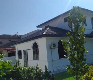 Kampung Guar Syed Alwi Casa | Villa President Homestay -4 bedroom Aircond WIFI Vacations Home