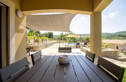 Saint-Maurice-dʼArdeche Villa | Villa-Moderno-Baño privado con bañera-Vista a la Piscina