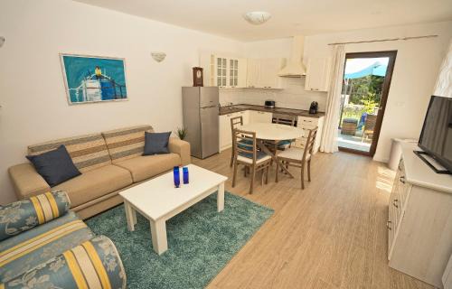 Opric Apartamento | Villa Riviera blue with seaview, pool, whirlpool, parking and boat excursions