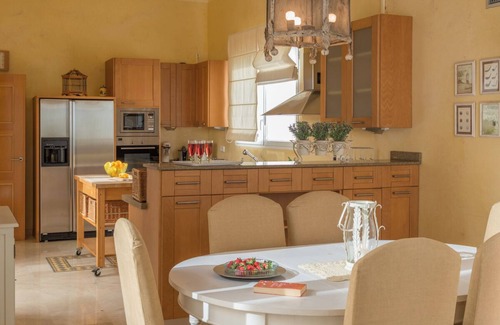 Benalup-Casas Vieja Casa | Villa Rosa con piscina, jardín y Wi-Fi