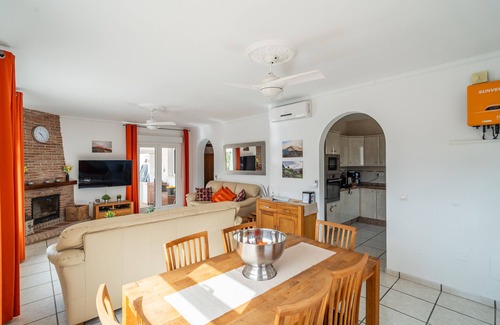 Viñuela Villa | Villa "Rosa" con vistas a la montaña, piscina, Wi-Fi y jardín