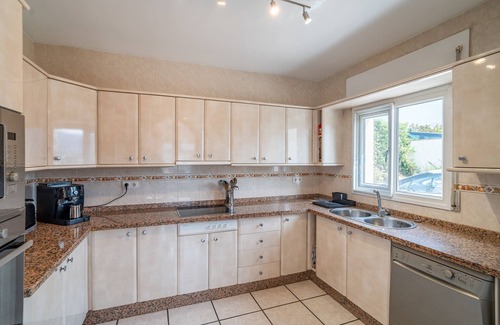 Viñuela Villa | Villa "Rosa" con vistas a la montaña, piscina, Wi-Fi y jardín