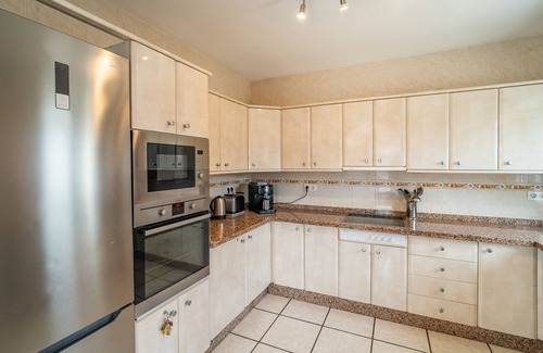 Viñuela Villa | Villa "Rosa" con vistas a la montaña, piscina, Wi-Fi y jardín