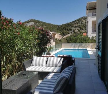 Krizna luka Apartamento | Villa royale with shared pool