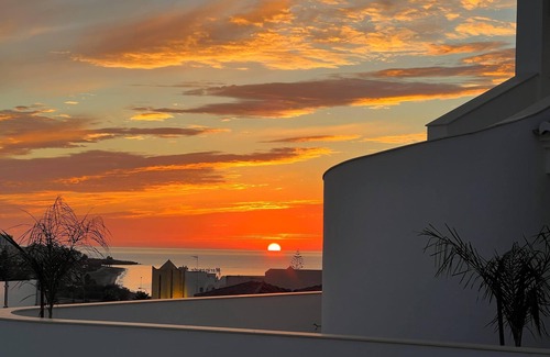 Punta Lara Villa | Villa "Salida Del Sol" con vistas al mar y a la montaña, piscina climatizada y terraza