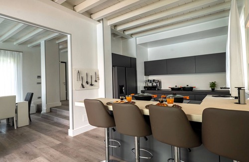 San Benedetto di Lugana Villa | Villa "Sirmione frente al lago" con vistas al lago, piscina privada climatizada y Wi-Fi