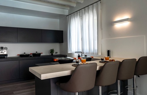 San Benedetto di Lugana Villa | Villa "Sirmione frente al lago" con vistas al lago, piscina privada climatizada y Wi-Fi