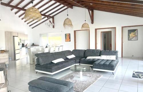 Perinet Villa | Villa spacieuse avec piscine au Gosier - Vue sur mer