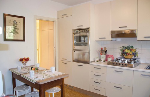 Lonato del Garda Villa | Spalitri la Villa rodeada de verdes colinas en Lonato