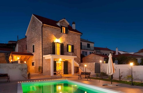 Cove Donja Krusica (Donje selo) Casa | Casa vacacional piedra con piscina