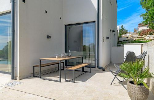 Fuskulin Villa | Villa Sunset - with private pool, squash coart and table tennis