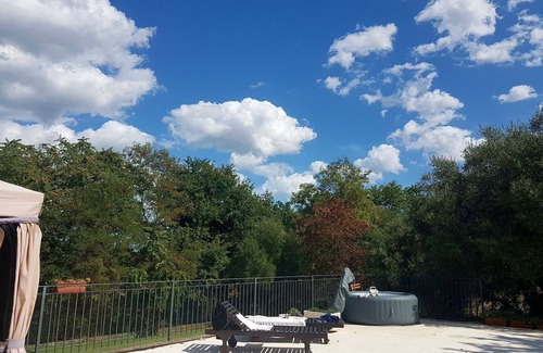 Offagna Villa | Villa rodeada de vegetación. Gimnasio, tenis, jacuzzi al aire libre.