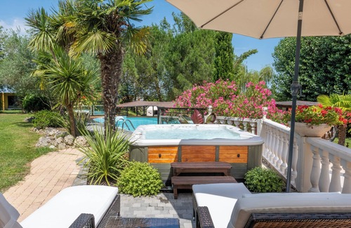 Montcabrier Villa | Villa Swimming pool, Jacuzzi, Cinema, Gym