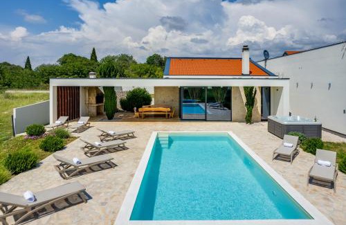 Rastevic Villa | Villa T, spacious with heated pool, hot tub & sauna