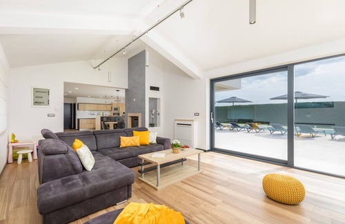 Vrznaveri Villa | Villa Tea - hermosa y moderna villa con gran piscina y jardín cerca de Poreč