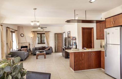 Argaka Villa | Villa Tsikkos Tria: ubicación premium frente a la playa, piscina privada, aire acondicionado