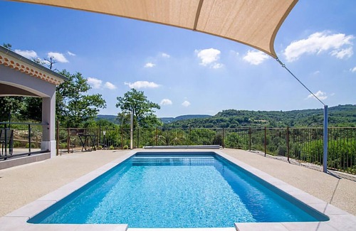 Saint-Maurice-dʼArdeche Villa | Villa-Superior-Baño privado con bañera-Vista a la Piscina