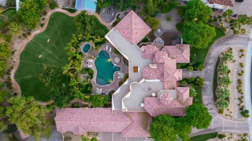 Bermuda Dunes Villa | Villa Verbena by AvantStay Expansive Estate w B-ball Court PoolSpa Entertainers Yard