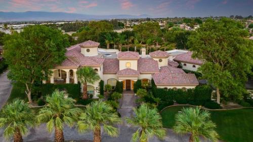 Bermuda Dunes Villa | Villa Verbena by AvantStay Expansive Estate w B-ball Court PoolSpa Entertainers Yard