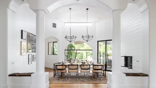 Bermuda Dunes Villa | Villa Verbena by AvantStay Expansive Estate w B-ball Court PoolSpa Entertainers Yard