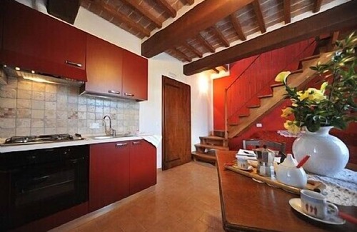 Citerna Casa | Villa Vezzosa C: Un acogedor apartamento que forma parte de una villa en el estilo característico de la campiña toscana.