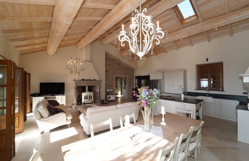 Licciana Nardi Villa | VILLA VIVIANA 10P Luxury by VILLASRETREATS, w/Pool, A/C, Wifi, BBQ near 5 Terre