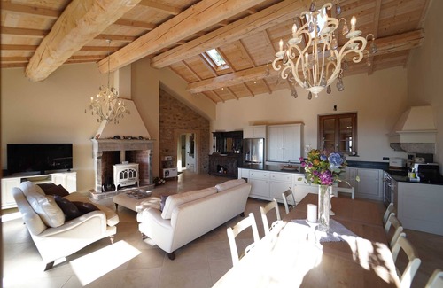 Licciana Nardi Villa | VILLA VIVIANA 10P Luxury by VILLASRETREATS, w/Pool, A/C, Wifi, BBQ near 5 Terre