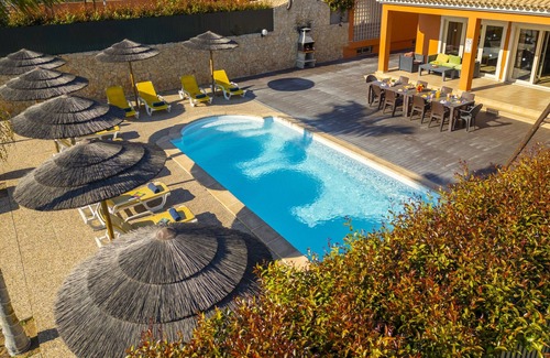 Branqueira Villa | Villa w/ heatable pool, BBQ & games room