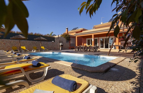 Branqueira Villa | Villa w/ heatable pool, BBQ & games room