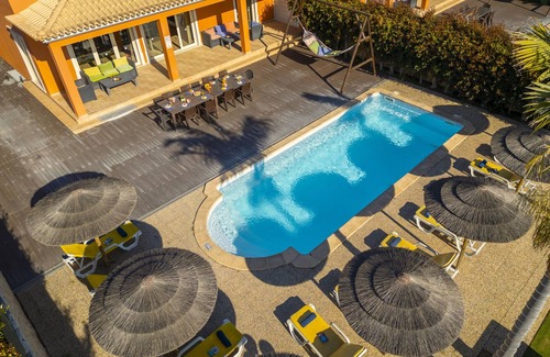 Branqueira Villa | Villa w/ heatable pool, BBQ & games room