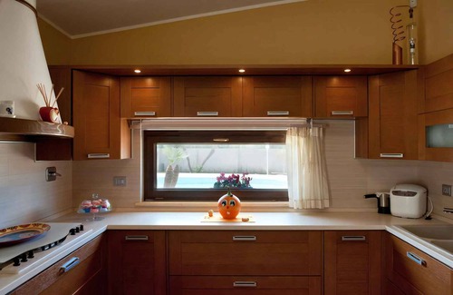 Melissano Villa | Casa vacacional con terraza, piscina, aire acondicionado e internet