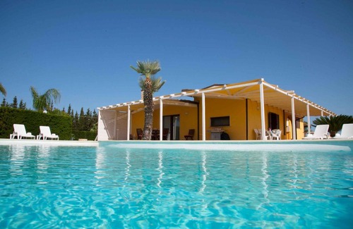 Melissano Villa | Casa vacacional con terraza, piscina, aire acondicionado e internet