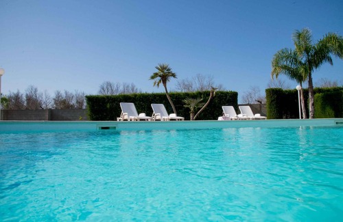 Melissano Villa | Casa vacacional con terraza, piscina, aire acondicionado e internet