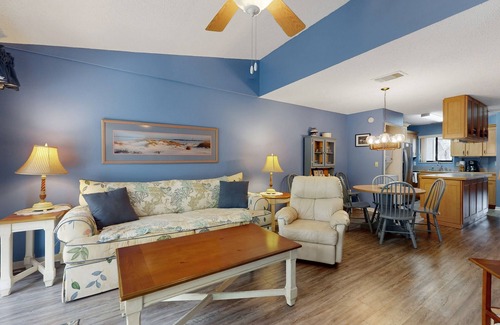 New Smyrna Beach Villa | Villa w / patio y piscinas compartidas, sauna, tenis y gimnasio - 1 cuadra a la playa, perros OK