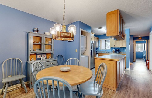 New Smyrna Beach Villa | Villa w / patio y piscinas compartidas, sauna, tenis y gimnasio - 1 cuadra a la playa, perros OK