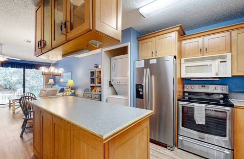 New Smyrna Beach Villa | Villa w / patio y piscinas compartidas, sauna, tenis y gimnasio - 1 cuadra a la playa, perros OK