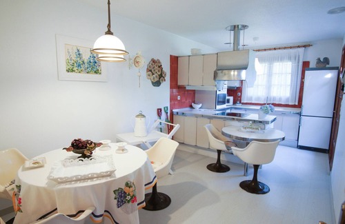 Bembrive Chalet De Esquí | Chalet con piscina y 2000 metros de jardín.