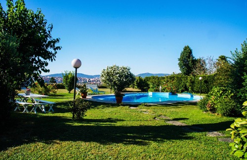 Bembrive Chalet De Esquí | Chalet con piscina y 2000 metros de jardín.