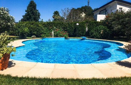 Bembrive Chalet De Esquí | Chalet con piscina y 2000 metros de jardín.
