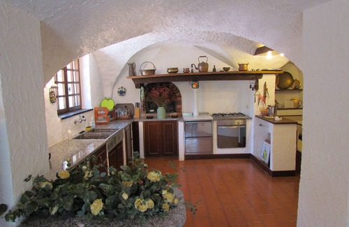 Taggia Villa | Villa con piscina en la colina de Sanremo, un oasis de tranquilidad en la naturaleza.
