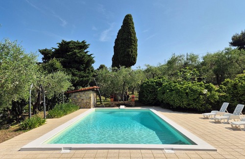 Taggia Villa | Villa con piscina en la colina de Sanremo, un oasis de tranquilidad en la naturaleza.