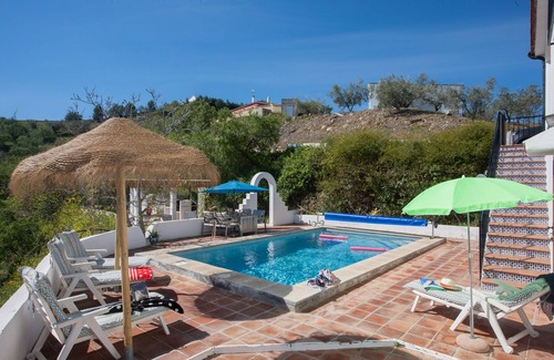 Comares Villa | Villa con piscina privada climatizada y gran vista: garantía de paz y espacio.