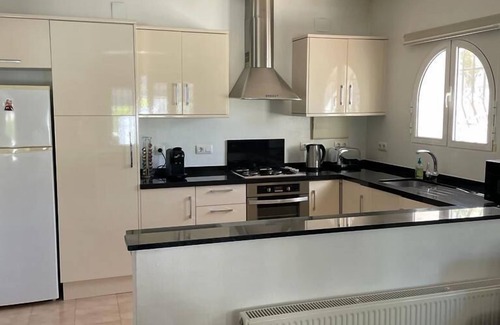 Empedrola Villa | Villa con piscina privada con impresionantes vistas sobre Sierra Bernia Montañas