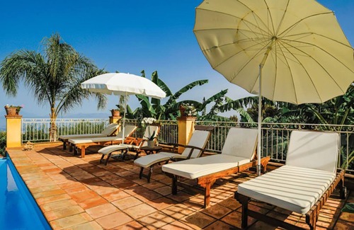 Patti Casa | Villa con piscina, jardín y vistas al mar.