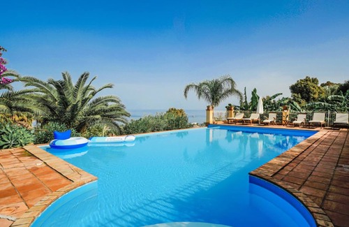 Patti Casa | Villa con piscina, jardín y vistas al mar.