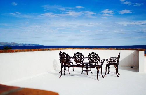 La Ventana Condominio | 400 pies a un gran lanzamiento! Unidad de lujo en planta baja.