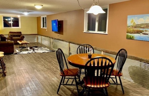 Lansing Cabina | Village Creek Lodge 7 bedrooms, Hot Tub, Pool, & Large Fishing Pond