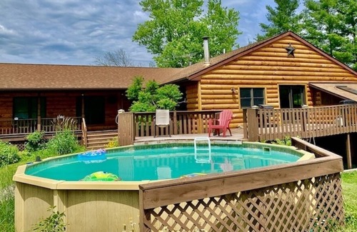 Lansing Cabina | Village Creek Lodge 7 bedrooms, Hot Tub, Pool, & Large Fishing Pond
