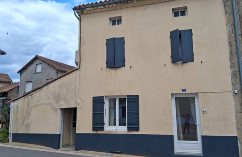 Saint-Saud-Lacoussiere Casa | Village house, enclosed courtyard.