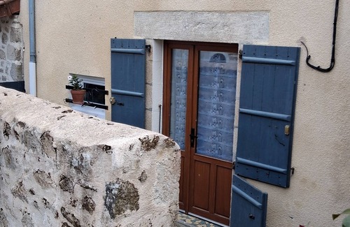 Saint-Saud-Lacoussiere Casa | Village house, enclosed courtyard.